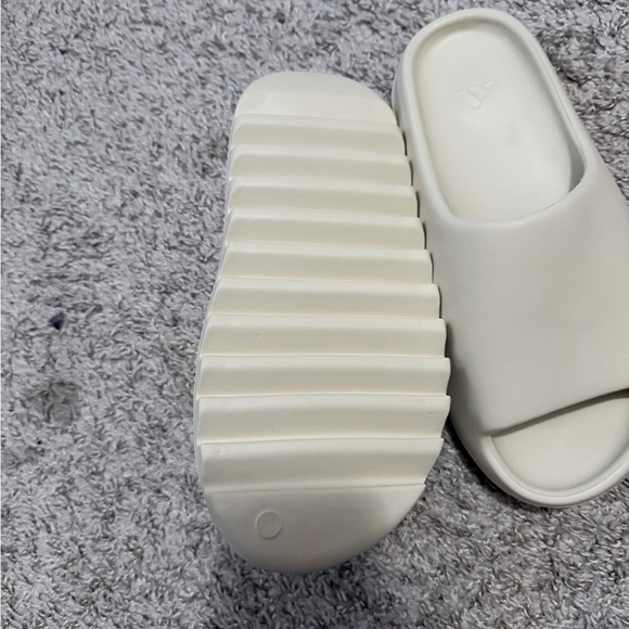 Adidas Kids Off-White Slippers main image 4